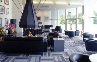 長野県軽井沢になるART HOTEL DOGLEG 軽井沢｜モノトーンを基調にしたモダンな雰囲気のデザイナーズホテル。暖炉のあるラウンジは愛犬も入れる