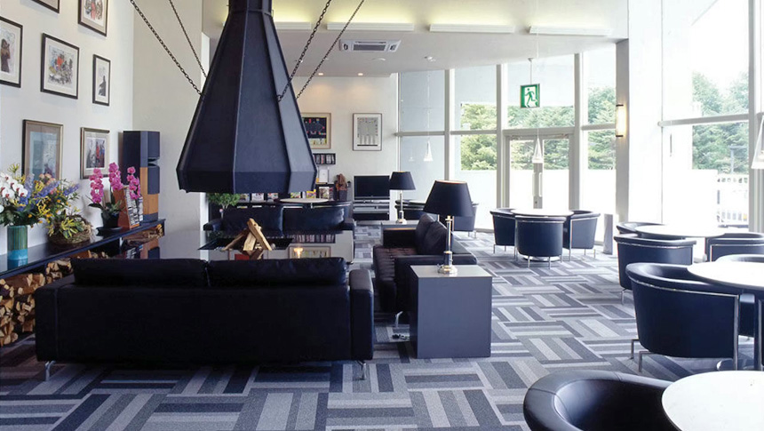 長野県軽井沢になるART HOTEL DOGLEG 軽井沢｜モノトーンを基調にしたモダンな雰囲気のデザイナーズホテル。暖炉のあるラウンジは愛犬も入れる