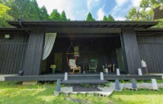 蘇のペットと泊まれる宿「風の音」の落ち着いた木目調テラスとハンモック