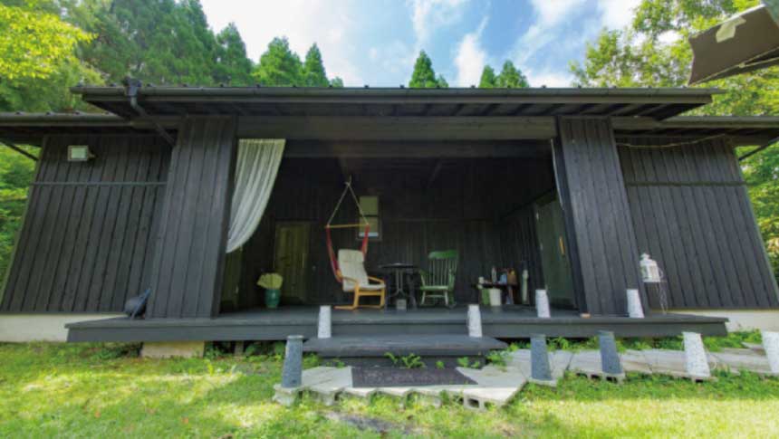 蘇のペットと泊まれる宿「風の音」の落ち着いた木目調テラスとハンモック