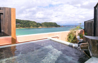 静岡県南伊豆ムーンリバージュ963ステージ｜ 海が臨める天然温泉掛け流しの貸切露天風呂。ワンコも利用OK！