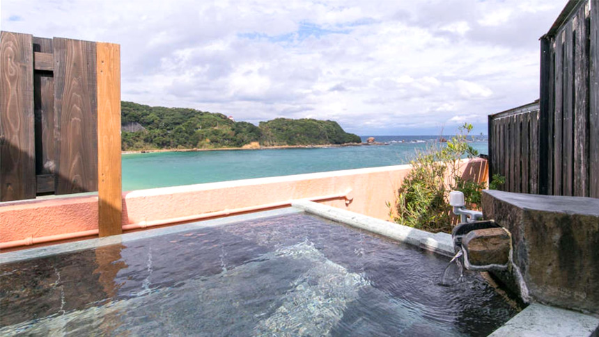 静岡県南伊豆ムーンリバージュ963ステージ｜ 海が臨める天然温泉掛け流しの貸切露天風呂。ワンコも利用OK！