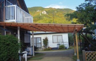 小豆島のペットと泊まれる宿『ぽんたの宿』の施設外観と駐車場スペース