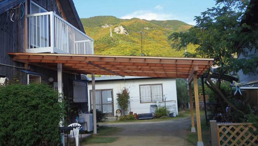 小豆島のペットと泊まれる宿『ぽんたの宿』の施設外観と駐車場スペース