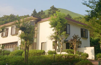 「MERCI0823」は静岡県伊東市にあるワンちゃんと泊まれる温泉宿。緑に囲まれた洋館