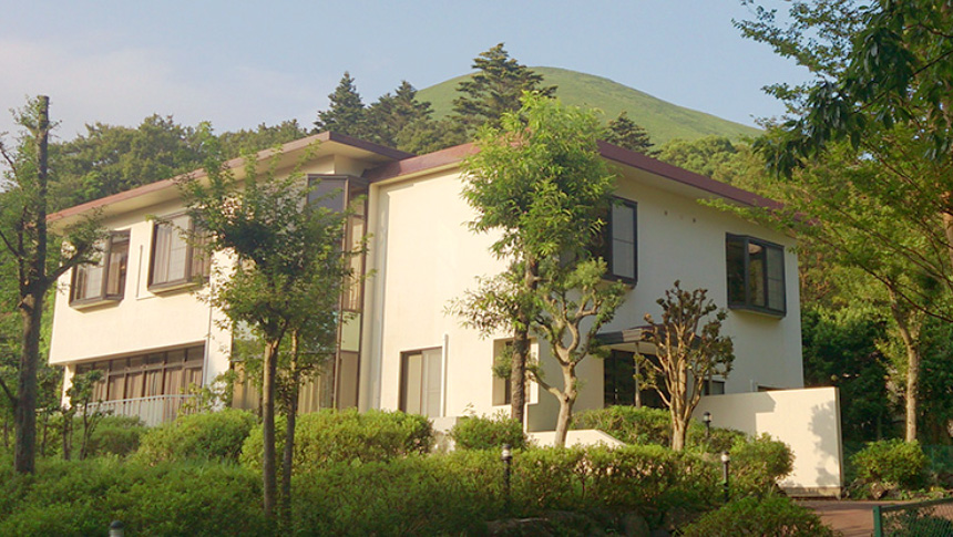 「MERCI0823」は静岡県伊東市にあるワンちゃんと泊まれる温泉宿。緑に囲まれた洋館