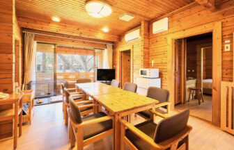 長野県軽井沢にある軽井沢プリンス森のドッグヴィレッジ｜木々に囲まれた、ワンちゃんと一緒に泊まれるドッグコテージの室内