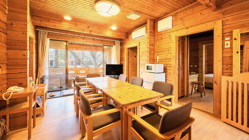 長野県軽井沢にある軽井沢プリンス森のドッグヴィレッジ｜木々に囲まれた、ワンちゃんと一緒に泊まれるドッグコテージの室内