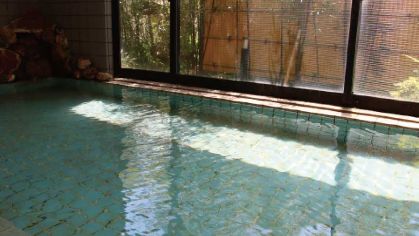 愛犬と泊まれる新かい荘の、周りを気にせず楽しめる貸し切り温泉。窓の外に緑豊かな坪庭を望む、リラックスできるプライベートなお風呂。