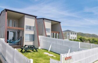 千葉県南房総市にあるペット同伴専用の貸別荘「シーグラス白浜」の外観写真。白い柵で囲まれた広い芝生の専用ドッグランが特徴。