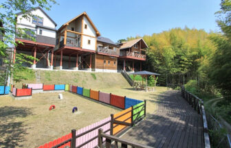 兵庫県淡路島の中心にそびえ立つ「ゆいま～る淡路」は、ペットと泊まれる格安コテージ。淡路島を観光に最適