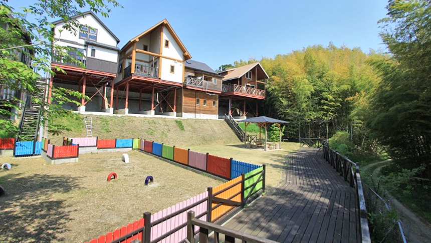 兵庫県淡路島の中心にそびえ立つ「ゆいま～る淡路」は、ペットと泊まれる格安コテージ。淡路島を観光に最適