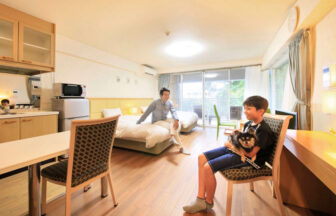 レイセニット城崎スイートVILLA｜ワンちゃんとお泊まり頂ける広々とした専用ルームでは安心のお部屋食OK。犬に優しいクッションフロアを採用。