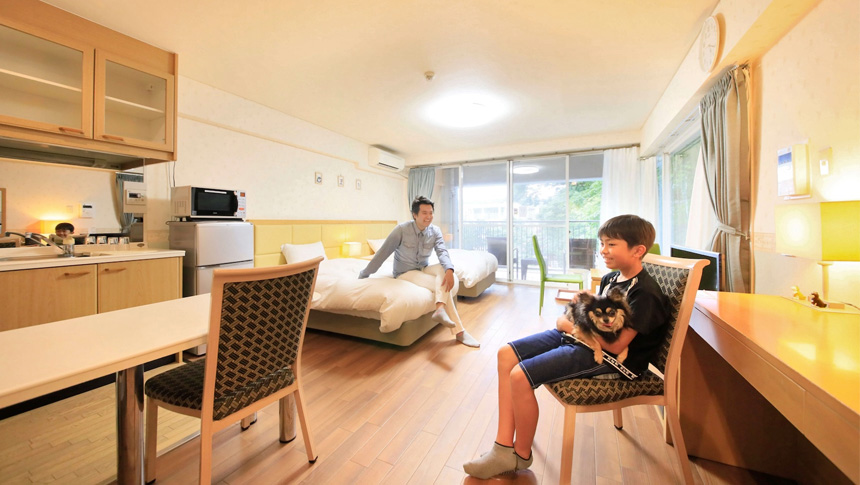 レイセニット城崎スイートVILLA｜ワンちゃんとお泊まり頂ける広々とした専用ルームでは安心のお部屋食OK。犬に優しいクッションフロアを採用。