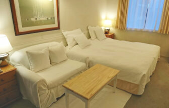 千葉県南房総ポルトメゾンルームス｜白を基調とした明るい客室