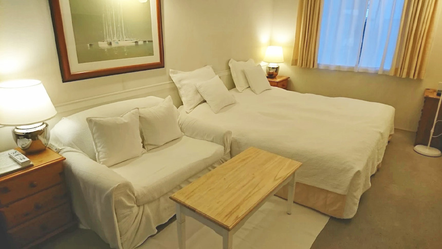 千葉県南房総ポルトメゾンルームス｜白を基調とした明るい客室