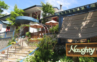 山梨県山中湖にある「おおきなわんこのプチホテル Naughty Cao」｜大型犬がのんびり過ごせるお宿