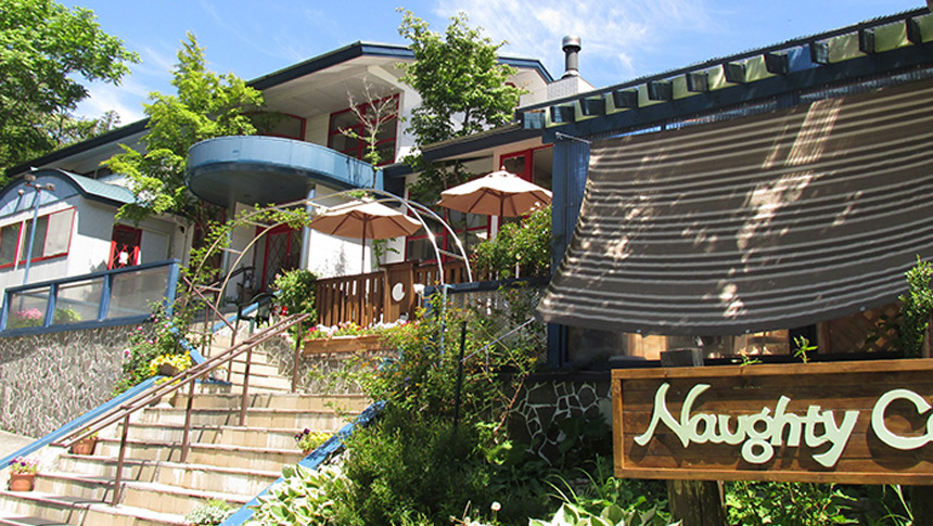 山梨県山中湖にある「おおきなわんこのプチホテル Naughty Cao」｜大型犬がのんびり過ごせるお宿