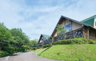 フィオーレ志摩の外観と愛犬。伊勢志摩でペットと泊まれる1棟貸切コテージのイメージ。