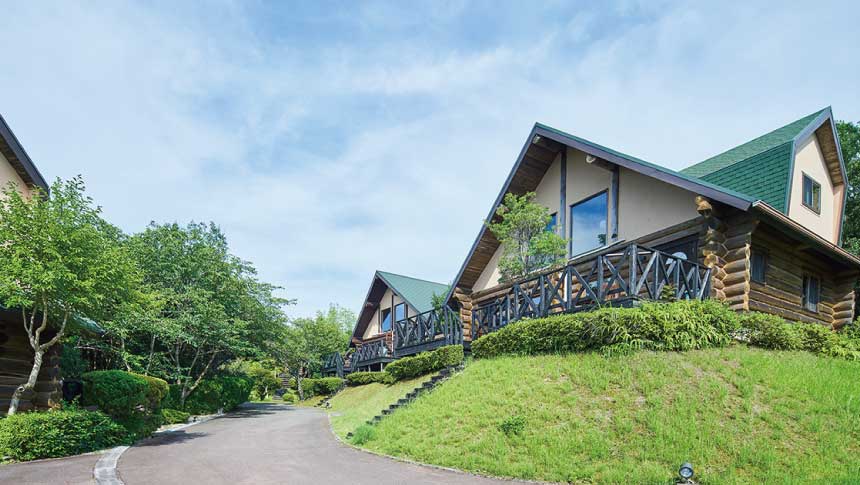 フィオーレ志摩の外観と愛犬。伊勢志摩でペットと泊まれる1棟貸切コテージのイメージ。