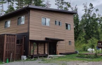 安曇野・穂高温泉郷にあるペット専用宿「お宿たんたん」の建物外観と周囲の森。