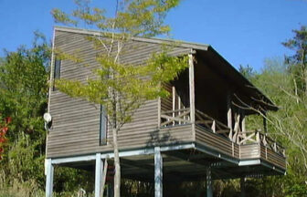 貸別荘宝泉寺Dは、21世紀県民の森から車で約30分、特徴的なデザインの概観と間接照明をふんだんに使用した内装はとてもおしゃれ