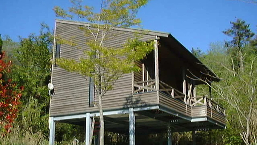 貸別荘宝泉寺Dは、21世紀県民の森から車で約30分、特徴的なデザインの概観と間接照明をふんだんに使用した内装はとてもおしゃれ