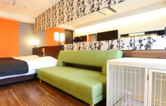 アパホテル＆リゾート〈東京ベイ幕張〉は、イーストウイングの「コテージツイン」で小型犬（8kg以下・室内飼育）の同伴宿泊が可能。モダンで明るい室内。