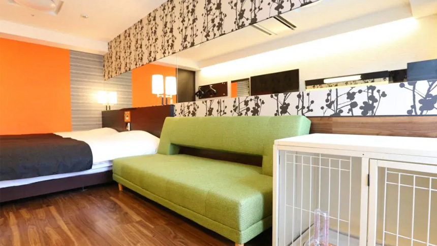 アパホテル＆リゾート〈東京ベイ幕張〉は、イーストウイングの「コテージツイン」で小型犬（8kg以下・室内飼育）の同伴宿泊が可能。モダンで明るい室内。