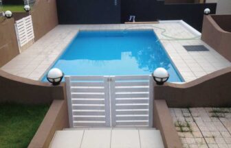 京都府京丹波町の貸別荘「ハルのリゾート京都」にあるドッグプール。白いフェンスと青い水面が美しい、愛犬専用の屋外プール施設。