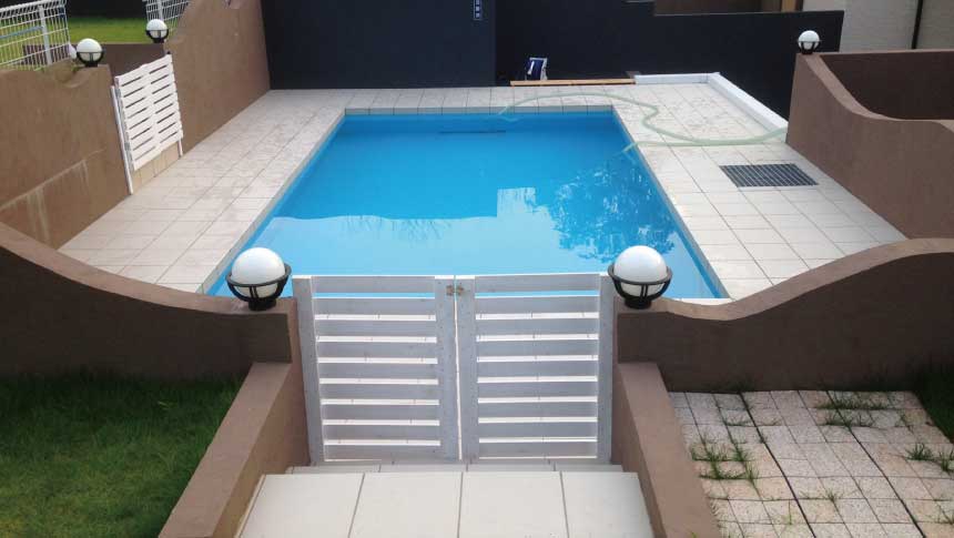 京都府京丹波町の貸別荘「ハルのリゾート京都」にあるドッグプール。白いフェンスと青い水面が美しい、愛犬専用の屋外プール施設。