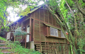 貸別荘古湯M　佐賀県古湯温泉の宿｜吹き抜けの広々リビングや岩風呂、ロフトなどオーナーのこだわりが詰まった山小屋風別荘