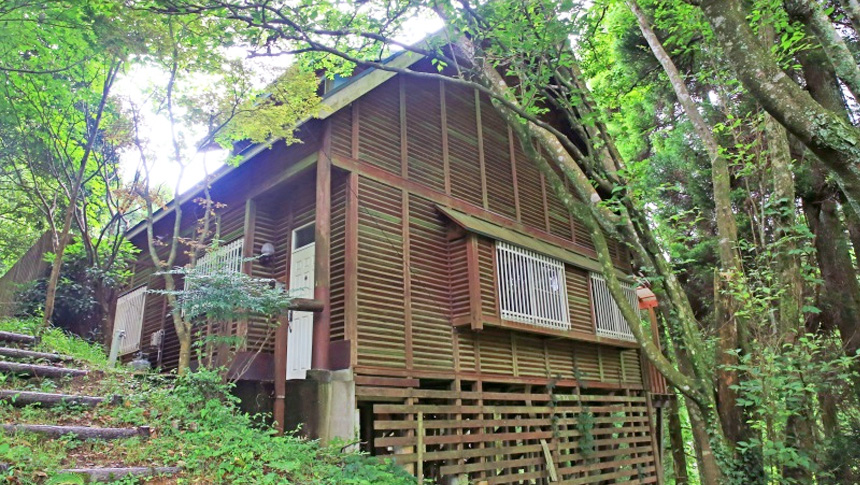 貸別荘古湯M　佐賀県古湯温泉の宿｜吹き抜けの広々リビングや岩風呂、ロフトなどオーナーのこだわりが詰まった山小屋風別荘