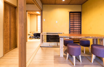 京都　一条かりんの室内は、デザイナーこだわりの特殊な左官仕上げが施され、アクセントに天然の葉を壁全体に塗り込み、漆喰のような質感と土壁のような落ち着いた空間を演出。京町家の魅力が随所にうかがえます