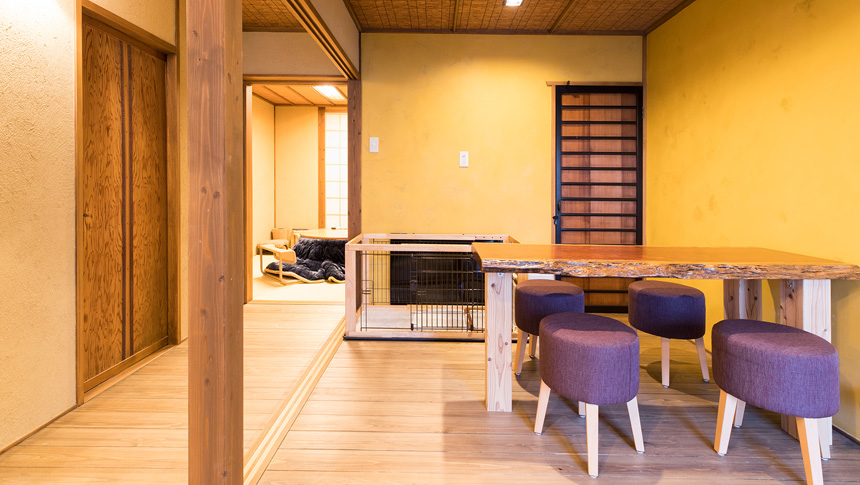 京都　一条かりんの室内は、デザイナーこだわりの特殊な左官仕上げが施され、アクセントに天然の葉を壁全体に塗り込み、漆喰のような質感と土壁のような落ち着いた空間を演出。京町家の魅力が随所にうかがえます