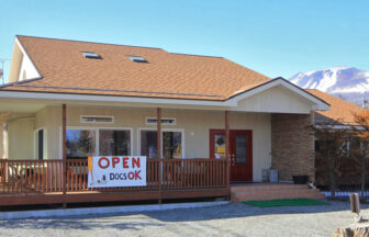 長野県、軽井沢にあるレストラン＆ペンションHot Dog。テラスからは浅間山を望められ、軽井沢の自然を堪能