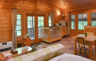 ペンションぷれじーるは、信州菅平・峰の原高原に佇む庭付き一棟のコテージ。木の温もりが感じられる落ち着いた室内はワンちゃん連れのお客様も気兼ねなくお過ごし頂けます。