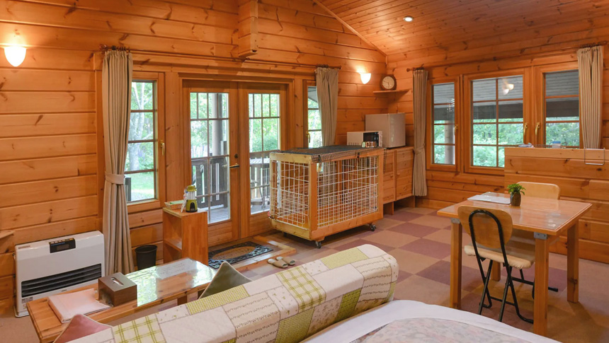 ペンションぷれじーるは、信州菅平・峰の原高原に佇む庭付き一棟のコテージ。木の温もりが感じられる落ち着いた室内はワンちゃん連れのお客様も気兼ねなくお過ごし頂けます。