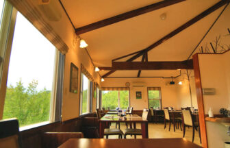 栃木県那須高原の「ペンション オリーブ」の落ち着いたダイニング。犬も同伴OK