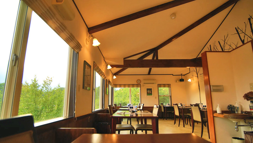 栃木県那須高原の「ペンション オリーブ」の落ち着いたダイニング。犬も同伴OK