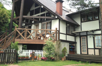 自然と歴史的建造物が調和し、避暑地としても有名な軽井沢に佇むペンションリンデンバーム。欧風の建物と落ち着いた館内が魅力