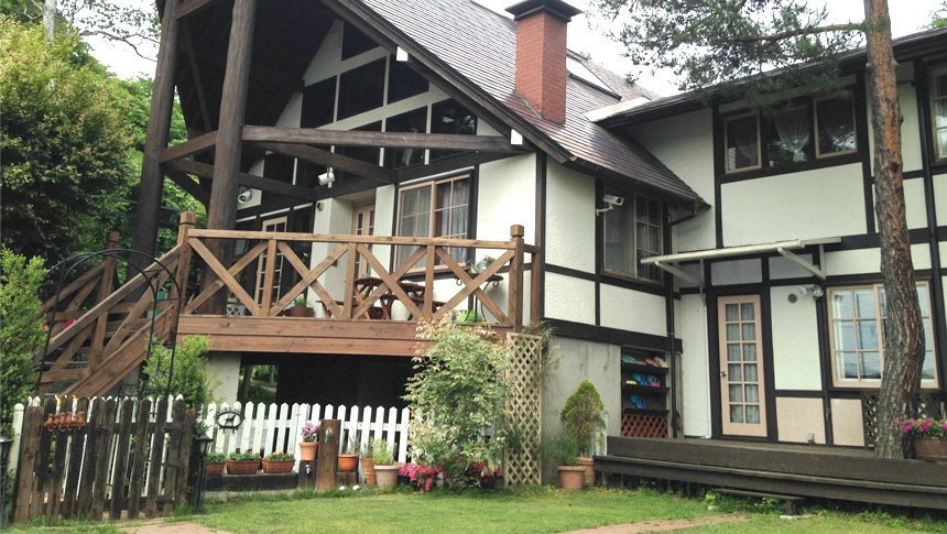 自然と歴史的建造物が調和し、避暑地としても有名な軽井沢に佇むペンションリンデンバーム。欧風の建物と落ち着いた館内が魅力