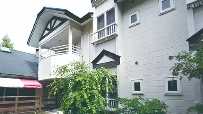栃木県日光市にあるペットと泊まれる宿「プティホテル セ・ボン」の欧風な建物外観