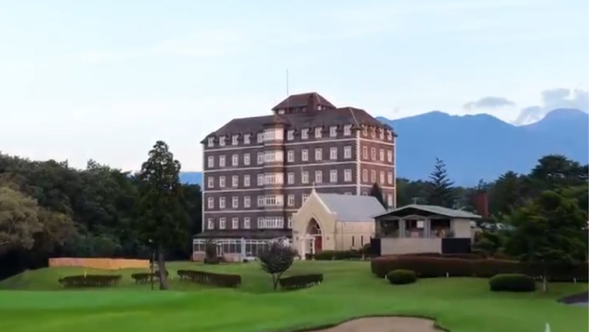 まるで英国の貴族の館のような佇まい。広大な敷地と那須の自然に抱かれたウェルネスの森 那須の全景