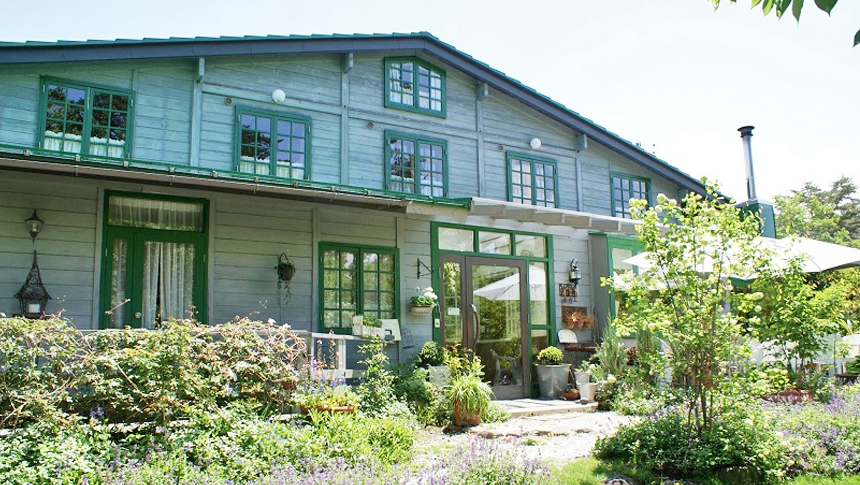 長野県八ヶ岳中央高原 原村｜ペンション　われもこう。手入れされたお庭には四季折々の花が咲き芝生では人もワンちゃんも気持ち良く過ごせます