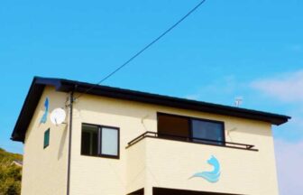 千葉・南房総の宿「サニーコースト南房総」の建物外観とベランダ。海近くのペット歓迎宿。
