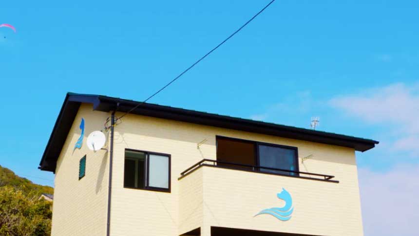 千葉・南房総の宿「サニーコースト南房総」の建物外観とベランダ。海近くのペット歓迎宿。