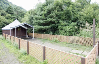 山梨県・富士五湖の犬と泊まれる宿「PICA富士西湖」にあるプライベートドッグラン付きコテージの外観