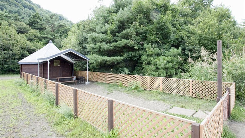 山梨県・富士五湖の犬と泊まれる宿「PICA富士西湖」にあるプライベートドッグラン付きコテージの外観