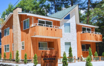軽井沢の犬と泊まれる宿「DOG DEPT GARDEN HOTEL KARUIZAWA」の緑に囲まれた木造リゾート風の外観